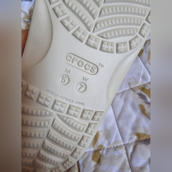 Crocs iconic comfort. - Picture 3 of 3